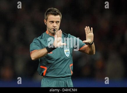 Arbitro italiano Nicola Rizzoli gesti durante la Coppa UEFA il gruppo B corrisponde il Galatasaray Istanbul vs Hertha BSC Berlin a Olympiastadium di Berlino, Germania, 03 dicembre 2008. Istanbul sconfitto Berlino 1-0 e ha confermato il suo posto negli ultimi 32 della Coppa UEFA. Foto: Soeren Stache Foto Stock