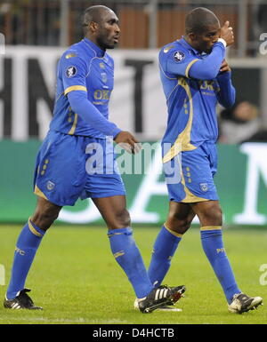 Portsmouth?s Sol Camphell (L) e Sylvain Distin lasciare dopo il gruppo E UEFA Cup match VfL Wolfsburg vs Portsmouth alla Volkswagen Arena stadium di Wolfsburg, Germania, 04 dicembre 2008. Wolfsburg sconfitto Portsmouth 3-2. Foto: Jochen Luebke Foto Stock