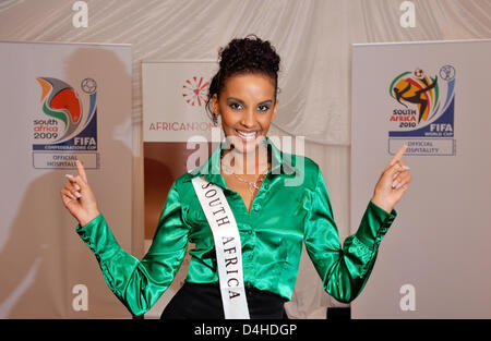 Miss Sud Africa, Tansey Coetzee, pone di fronte i loghi della Confederations Cup 2009 e FIFA Soccer World Cup 2010 a Johannesburg, Sud Africa, 20 novembre 2008. Foto: Gero Breloer Foto Stock