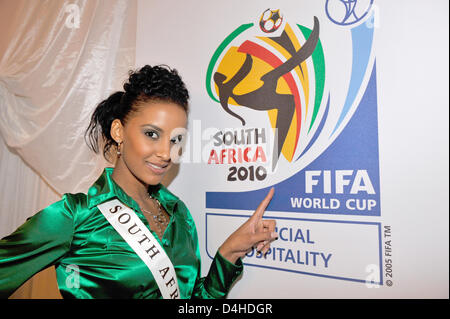 Miss Sud Africa, Tansey Coetzee, pone di fronte i loghi della Confederations Cup 2009 e FIFA Soccer World Cup 2010 a Johannesburg, Sud Africa, 20 novembre 2008. Foto: Gero Breloer Foto Stock