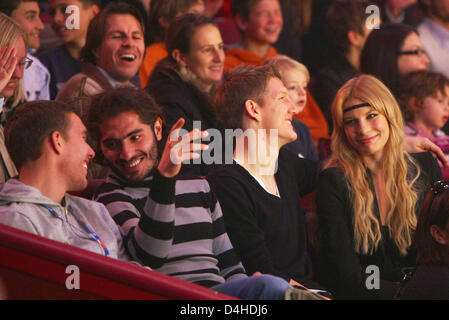 Bundesliga tedesca club FC Bayern Monaco di Baviera?s (L-R) Lukas Podolski, Hamit Altintop, Bastian SCHWEINSTEIGER e la sua ragazza Sarah Brandner hanno una sfera durante la FC Bayern Circus gala 2008 al Circus Krone di Monaco di Baviera, Germania, 08 dicembre 2008. Foto: Alexander Hassenstein Foto Stock
