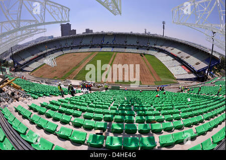 Costruzioni lavora presso lo Stato Libero Stadium catturato in Bloemfontein, Sud Africa, 26 novembre 2008. Foto: Gero Breloer Foto Stock