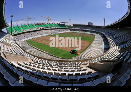 Costruzioni lavora presso lo Stato Libero Stadium catturato in Bloemfontein, Sud Africa, 26 novembre 2008. Foto: Gero Breloer Foto Stock