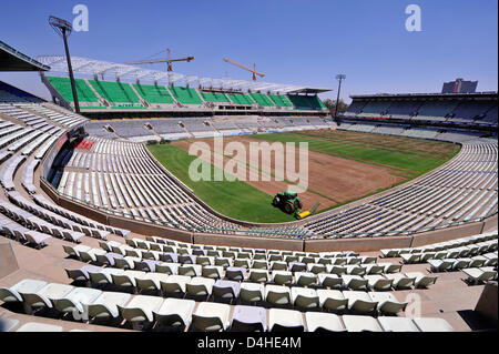 Costruzioni lavora presso lo Stato Libero Stadium catturato in Bloemfontein, Sud Africa, 26 novembre 2008. Foto: Gero Breloer Foto Stock