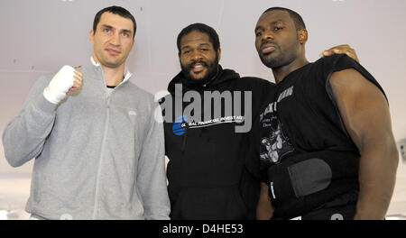 Noi pugili Hasim Rahman (R-L), Riddick Bowe e pugile ucraino Vladimir Klitschko posano per una foto durante una pubblica seduta di allenamento in Heidelberg, Germania, 10 dicembre 2008. WBO, IBF e IBO World Heavyweight Boxing Champion Vladimir Klitschko intende difendere la sua WBO e IBF Campione del Mondo titoli nel corso di un incontro di pugilato contro di noi Hasim challenger Raham a Mannheim?s SAP Arena su 1 Foto Stock