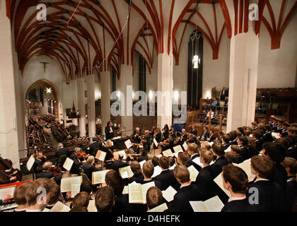 Poche migliaia di visitatori nazionali e internazionali ascoltare Johann Sebastian Bach?s (1685-1750) Oratorio di Natale presso il St. Thomas Church in Leipzig, Germania, 13 dicembre 2008. La chiesa coro Thomanerchor ?? E la Gewandhaus Orchestra ha eseguito la celebre composizione sotto la direzione di ?Thomaschanter? Georg Christoph Biller al Bach?s ex luogo di attività da 12 fino a 14 Foto Stock