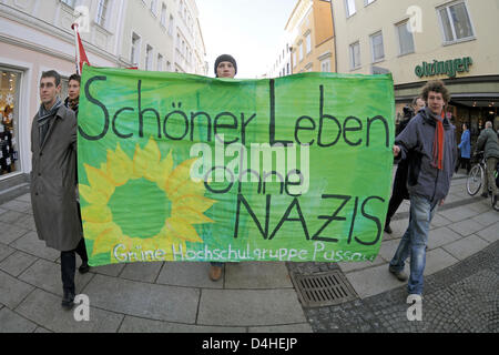 I manifestanti portano un banner di lettura ?Schoener Leben ohne nazisti? (?La vita è migliore senza nazisti?) durante una marcia di protesta nel centro della città di Passau, Germania, 15 dicembre 2008. Dopo Passau?s capo di polizia Mannichl è stato accoltellato e ferito gravemente il 13 dicembre 2008 in un apparente neo nazista di attacco, circa 300 persone hanno preso le strade in segno di protesta. Foto: Armin Weigel Foto Stock