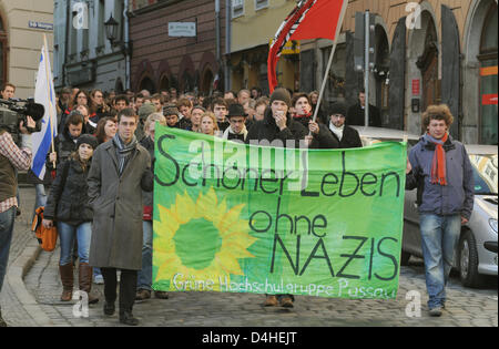 I manifestanti portano un banner di lettura ?Schoener Leben ohne nazisti? (?La vita è migliore senza nazisti?) durante una marcia di protesta nel centro della città di Passau, Germania, 15 dicembre 2008. Dopo Passau?s capo di polizia Mannichl è stato accoltellato e ferito gravemente il 13 dicembre 2008 in un apparente neo nazista di attacco, circa 300 persone hanno preso le strade in segno di protesta. Foto: Armin Weigel Foto Stock