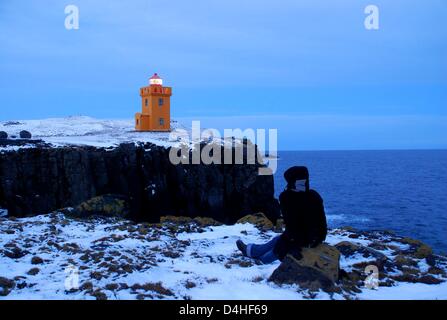 Il faro sulla costa di Isola islandese Grimsey, 40km al largo della costa della terraferma Islanda, 18 dicembre 2008. Un centinaio di persone vivono qui, 95 per cento si guadagnano da vivere con la pesca. Mentre l'Islanda?s il tasso di disoccupazione è salito dal 0,8 per cento al 5,4 per cento e membro bancruptcy è una minaccia reale, il mondo rimane ideale su Grimsey poco prima di natale. Foto: Georg Ismar Foto Stock