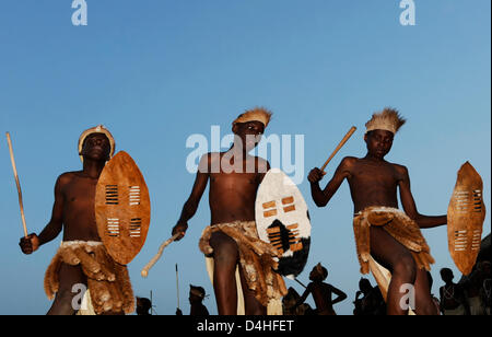 Giovani uomini Zulu in costume tradizionale illustrato durante una performance di ballo per i turisti in zone umide Simangaliso Park in Sud Africa, 24 novembre 2008. Foto: Frank può Foto Stock