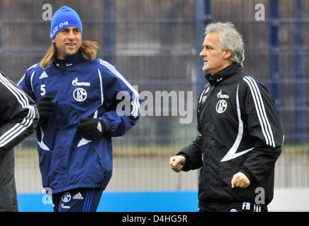 Bundesliga tedesca club FC Schalke 04?s head coach Fred Rutten (R) parla con skipper Marcelo Bordon (L) come il club?s trainign preleva a Gelsenkirchen, Germania, 04 gennaio 2009. Foto: Bernd Thissen Foto Stock