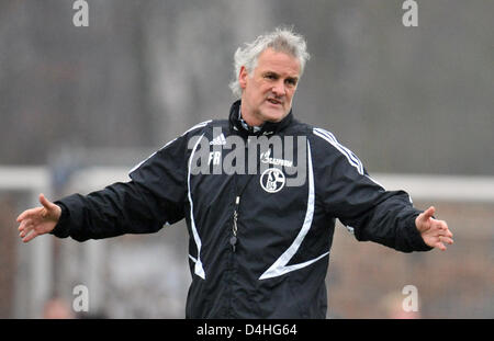 Bundesliga tedesca club FC Schalke 04?s head coach Fred Rutten come club?s trainign preleva a Gelsenkirchen, Germania, 04 gennaio 2009. Foto: Bernd Thissen Foto Stock