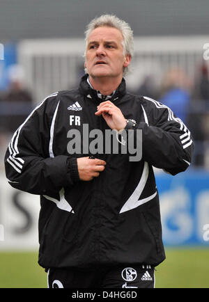 Bundesliga tedesca club FC Schalke 04?s head coach Fred Rutten gesti come il club?s formazione preleva a Gelsenkirchen, Germania, 04 gennaio 2009. Foto: Bernd Thissen Foto Stock