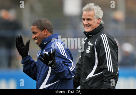 Bundesliga tedesca club FC Schalke 04?s head coach Fred Rutten (R) risate con Jefferson Farfan come club?s formazione preleva a Gelsenkirchen, Germania, 04 gennaio 2009. Foto: Bernd Thissen Foto Stock