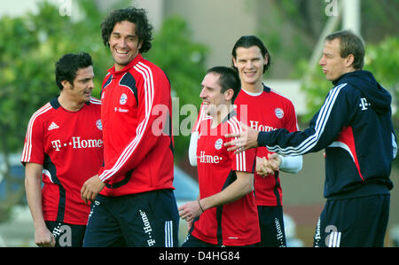 Bundesliga tedesca club FC Bayern Monaco di Baviera?s head coach Juergen Klinsmann (R) e il giocatore (L-R) Massimo Oddo, Luca Toni, Franck Ribery, Daniel van Buyten mostrato durante la formazione a ?Il palazzo? Hotel a Dubai, Emirati Arabi Uniti, 04 gennaio 2009. Il Bayern Monaco trattiene un training camp in hotel fino al 13 gennaio. Foto: STEFAN PUCHNER Foto Stock