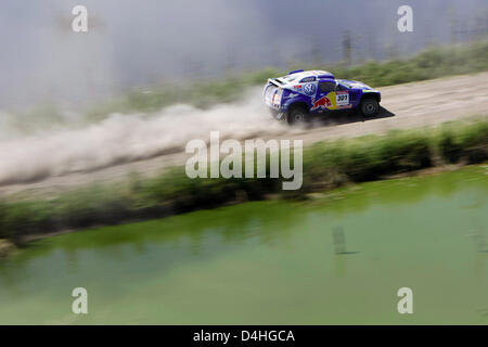 Spagna?s Carlos Sainz e Francia?s Michel Perin di gara Volkswagen Touareg mostrato durante il Rally Dakar 2009 1° stadio da Buenos Aires a Santa Rosa, Argentina, 04 gennaio 2009. Foto: Volkswagen Motorsport / HANDOUT / solo uso editoriale Foto Stock