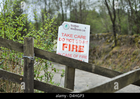 Un scozzese Woodlands segno avviso di persone circa il fuoco. Foto Stock