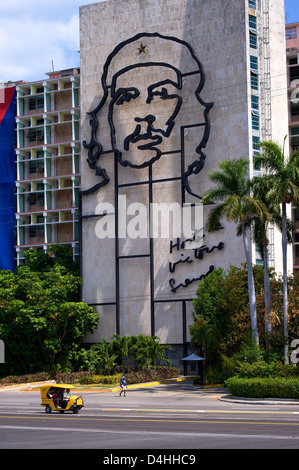 L'iconico murale di Che Guevara sul ministero dell'interno, Havana Cuba Foto Stock