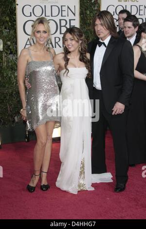 La cantante e attrice Miley Cyrus (C), suo padre, cantante country Billy Ray Cyrus e sua madre Noah Lindsey Cyrus arrivare sessantaseiesima Annuale di Golden Globe Awards presso il Beverly Hilton Hotel di Beverly Hills, la California, Stati Uniti d'America, 11 gennaio 2009. Il Golden Globes onore excellence in film e televisione. Foto: Hubert Boesl Foto Stock