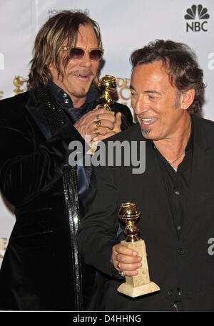 Noi attore Mickey Rourke (L) pone con il suo premio per la migliore prestazione da un attore in un moto Picture-Drama in ?Il lottatore? E noi musicista Bruce Springsteen, vincitore del miglior Song-Motion originale immagine per ?Il lottatore?, al sessantesimo Annuale di Golden Globe Awards presso il Beverly Hilton Hotel di Beverly Hills, la California, Stati Uniti d'America, 11 gennaio 2009. Il Golden Globes onore eccellenza in fi Foto Stock