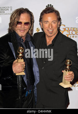 Noi attore Mickey Rourke (L) pone con il suo premio per la migliore prestazione da un attore in un moto Picture-Drama in ?Il lottatore? E noi musicista Bruce Springsteen, vincitore del miglior Song-Motion originale immagine per ?Il lottatore?, al sessantesimo Annuale di Golden Globe Awards presso il Beverly Hilton Hotel di Beverly Hills, la California, Stati Uniti d'America, 11 gennaio 2009. Il Golden Globes onore eccellenza in fi Foto Stock