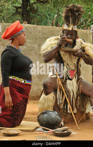 Cultura etnica, persone, capo Zulu bere birra africana tradizionale, osservazione di moglie, Shakaland, Sudafrica, cibo, bevanda, coppia, attività Foto Stock