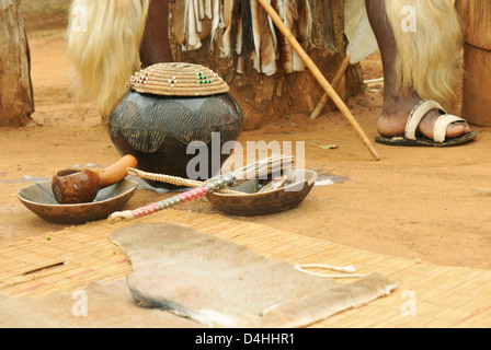 Oggetti, bevande, tradizionale Zulu artigianale pentola di birra di argilla, coperchio di erba e attrezzi di servizio, KwaZulu-Natal, Sudafrica, etnico, culture Foto Stock