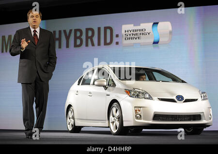 Il direttore generale della divisione di Toyota, Bob Carter, sorge accanto ad una Toyota Prius durante il North American International Auto Show (NAIAS) a Detroit, STATI UNITI D'AMERICA, 12 gennaio 2009. Foto: MARIJAN MURAT Foto Stock