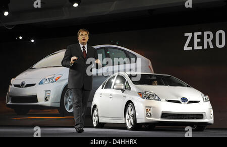 Il direttore generale della divisione di Toyota, Bob Carter, sorge accanto ad una Toyota Prius durante il North American International Auto Show (NAIAS) a Detroit, STATI UNITI D'AMERICA, 12 gennaio 2009. Foto: MARIJAN MURAT Foto Stock