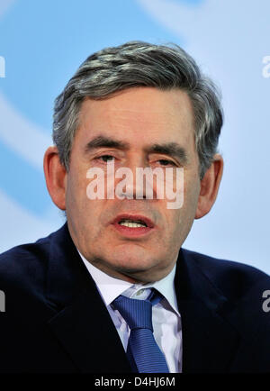 Il primo ministro britannico Gordon Brown parla durante una conferenza stampa congiunta con il cancelliere tedesco Merkel (invisibile) presso la cancelleria di Berlino, Germania, 15 gennaio 2009. Foto: GERO BRELOER Foto Stock