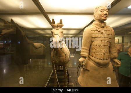Un Guerriero di terracotta e il suo cavallo in mostra presso il Museo di guerrieri in Xi'an, Cina Foto Stock
