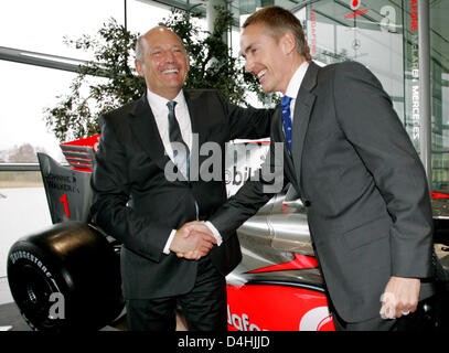 Ron Dennis, presente boss della McLaren-Mercedes (L), e Martin Whitmarsh, CEO di McLaren-Mercedes (R), supporto nella parte anteriore della nuova vettura da corsa MP4-24 in McLaren Technology Centre di Woking, Regno Unito, 16 gennaio 2009. Dennis farà un passo indietro prima dell'inizio della stagione. Dal 01 marzo in poi, attuale CEO Whitmarsh potrebbe prendere il controllo delle sue funzioni, il 61-anno-vecchio detto durante il pre Foto Stock