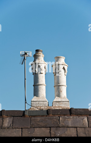 Vasi decorati del camino vittoriano sul tetto di ardesia di un cottage nel Wirral, Regno Unito Foto Stock