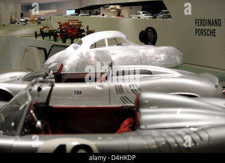 Un visitatore al Museo Porsche occhi mostravano le auto sportive di Stoccarda, Germania, 20 gennaio 2009. Il futuristico edificio sarà inaugurato dopo tre anni di costruzione il 28 gennaio e aperta ai visitatori dal 31 gennaio. Un totale di 82 della casa automobilistica tedesca Porsche?s più pertinenti le vetture saranno esposte su 5.600 metri quadrati. Foto: BERND WEISSBROD Foto Stock