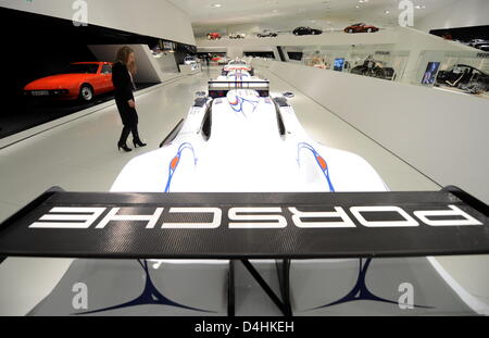 Un visitatore al Museo Porsche occhi mostravano le auto sportive di Stoccarda, Germania, 20 gennaio 2009. Il futuristico edificio sarà inaugurato dopo tre anni di costruzione il 28 gennaio e aperta ai visitatori dal 31 gennaio. Un totale di 82 della casa automobilistica tedesca Porsche?s più pertinenti le vetture saranno esposte su 5.600 metri quadrati. Foto: BERND WEISSBROD Foto Stock