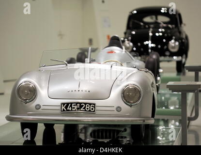 Un visitatore al Museo Porsche occhi mostravano le auto sportive di Stoccarda, Germania, 20 gennaio 2009. Il futuristico edificio sarà inaugurato dopo tre anni di costruzione il 28 gennaio e aperta ai visitatori dal 31 gennaio. Un totale di 82 della casa automobilistica tedesca Porsche?s più pertinenti le vetture saranno esposte su 5.600 metri quadrati. Foto: BERND WEISSBROD Foto Stock