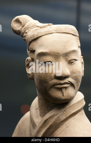 Uno degli antichi guerrieri di terracotta in mostra presso il Guerriero di terracotta sito Museo a Xi'an, Cina Foto Stock