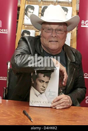 Noi attore Tony Curtis presenta il suo libro di memorie ?American principe? Alle frontiere bookstore di Northridge, Los Angeles, CA, Stati Uniti, 20 gennaio 2009. Foto: Hubert Boesl Foto Stock