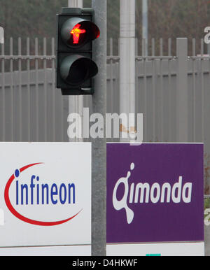 (Dpa file)- Questo file immagine mostra un semaforo rosso sull'ingresso della crisi chip di memoria produttore Qimonda a Dresda, Germania, 18 dicembre 2008. Il chip di memoria produttore Qimonda, una controllata di Infineon, depositata per insolvenza presso il tribunale locale a Monaco di Baviera, un portavoce della corte locale ha detto a stampa tedesca DPA Agenca il 23 gennaio 2009. Foto: Matthias Hiekel Foto Stock