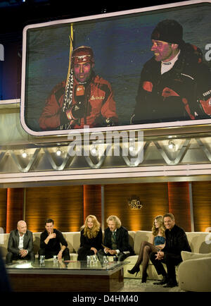 Gli attori Christian Berkel (L-R), Tom Cruise, modello Jerry Hall, presentatore Thomas Gottschalk, modello Toni Garrn e conduttore televisivo Joerg Pilawa osservare il ?fuori puntata? Della TV tedesca mostra ?Wetten Dass,...?? (Letteralmente: scommetto che...) con Peter Schlickenrieder (L, top) e Markus Klotz su un monitor a Baden-Arena in Offenburg, Germania, 24 gennaio 2009. Schlickenrieder betted, che egli è stato Foto Stock