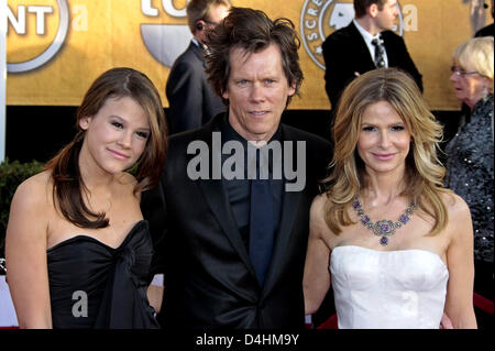 Attori Kyra Sedgwick, suo marito attore Kevin Bacon e figlia Sosie Bacon (L) alla XV Screen Actors Guild Awards presso lo Shrine Auditorium di Los Angeles, Stati Uniti d'America, 25 gennaio 2009. Screen Actors Guild Awards vengono presentati ai vincitori in cinque film e otto primetime categorie di televisione. Foto: Hubert Boesl Foto Stock