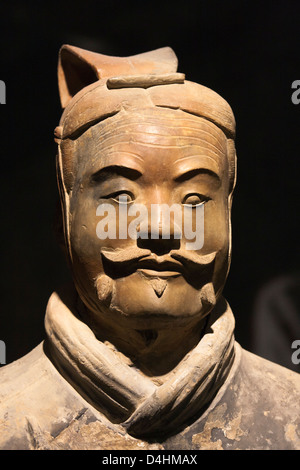 Uno degli antichi guerrieri di terracotta in mostra presso il Guerriero di terracotta sito Museo a Xi'an, Cina Foto Stock