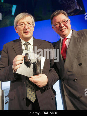 Lussemburgo?s il primo ministro Jean Claude Juncker (L) sorrisi con il CEO di Deutsche Boerse Reto Francioni (R) in occasione della tradizionale apertura annuale della borsa tedesca di Francoforte sul Meno, Germania, 26 gennaio 2009. Foto: Frank Rumpenhorst Foto Stock