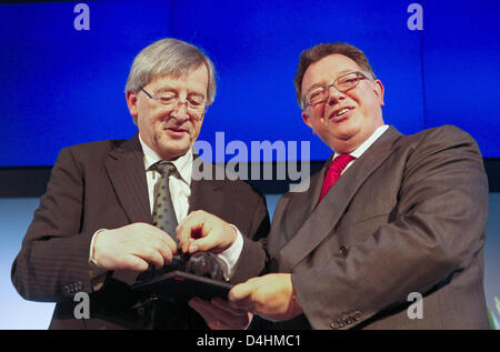 Lussemburgo?s il primo ministro Jean Claude Juncker (L) sorrisi con il CEO di Deutsche Boerse Reto Francioni (R) in occasione della tradizionale apertura annuale della borsa tedesca di Francoforte sul Meno, Germania, 26 gennaio 2009. Foto: Frank Rumpenhorst Foto Stock