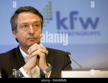 Ulrich Schroeder, amministratore delegato del governo tedesco bank KfW, assiste l'azienda?s saldo annuale della conferenza stampa di Francoforte sul Meno, Germania, 29 gennaio 2009. Signor Schroeder detto KfW sarebbe focuss su due questioni in 2009: sostegno al governo tedesco di implementare il piano di rilancio economico dei pacchetti e la ristrutturazione della banca a seguito dei numerosi incidenti nel 2008 crisi del credito. Foto: Fra Foto Stock