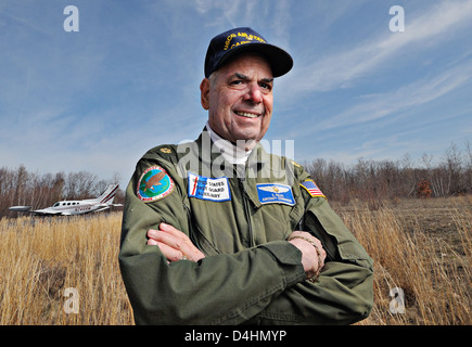 Guardia costiera pilota ausiliario Eric Fields all'aeroporto di Greenwood Lake a West Milford, NJ, martedì 09 aprile 2008. Fields è stato un membro ausiliario della Guardia Costiera per nove anni e serve conducendo pattuglie aeree su New York, New Jersey e Conn. Foto della Guardia Costiera degli Stati Uniti di PAC Tom Sperduto Foto Stock