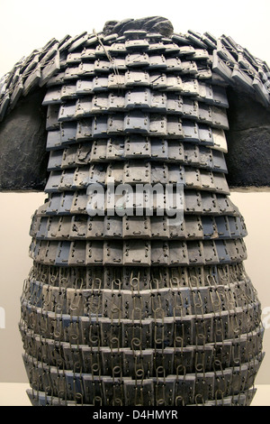 Piastrelle di terracotta con armatura in esposizione presso i Guerrieri di Terracotta antica sede del museo, Xi'an, Cina Foto Stock