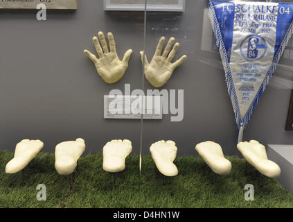 Sulle orme di ex giocatori e la handprints di ex portieri di Bundesliga club di calcio FC Schalke 04 sono ritratte in Schalke-Museum nella Veltins ArenaAufSchalke stadium di Gelsenkirchen, Germania, 29 gennaio 2009. Dopo i lavori di ristrutturazione il museo riaperto su 600 metri quadrati. Foto: Achim Scheidemann Foto Stock