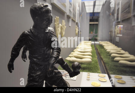 Sulle orme dei giocatori e le handprints dei portieri di Bundesliga club di calcio FC Schalke 04?s 1997 Coppa UEFA sono illustrati nel Schalke-Museum nella Veltins ArenaAufSchalke stadium di Gelsenkirchen, Germania, 29 gennaio 2009. Dopo i lavori di ristrutturazione il museo riaperto su 600 metri quadrati. Foto: Achim Scheidemann Foto Stock