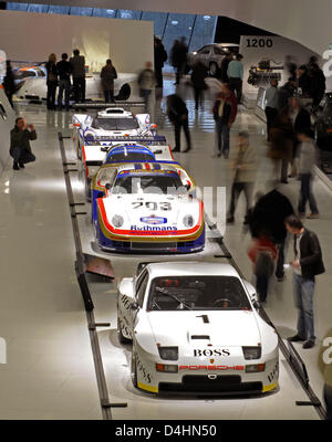 I visitatori dai un occhiata a Porsche racing cars nel Porsche-Museum a Stoccarda, Germania, 31 gennaio 2009. Il museo in un edificio futuristico aperto al pubblico per la prima volta il 31 gennaio. Alcuni 80 vetture sport illustrano la società?s storia. Foto: MARIJAN MURAT Foto Stock